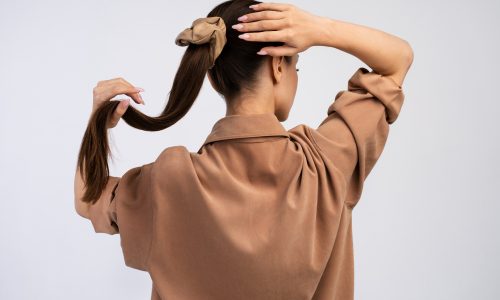 vue-arriere-femme-qui-pose-studio